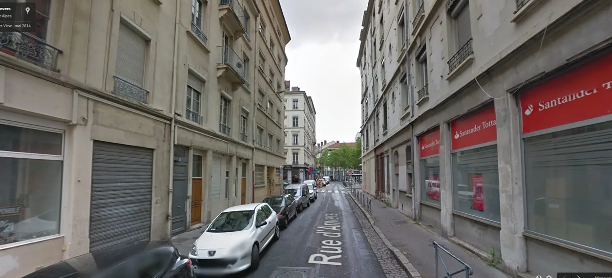 Vue de la rue — LE DÉCOR